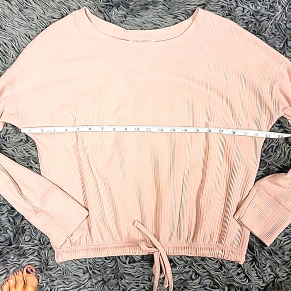 🌷Pink Rose Textured Cinched Top - Picture 4 of 6